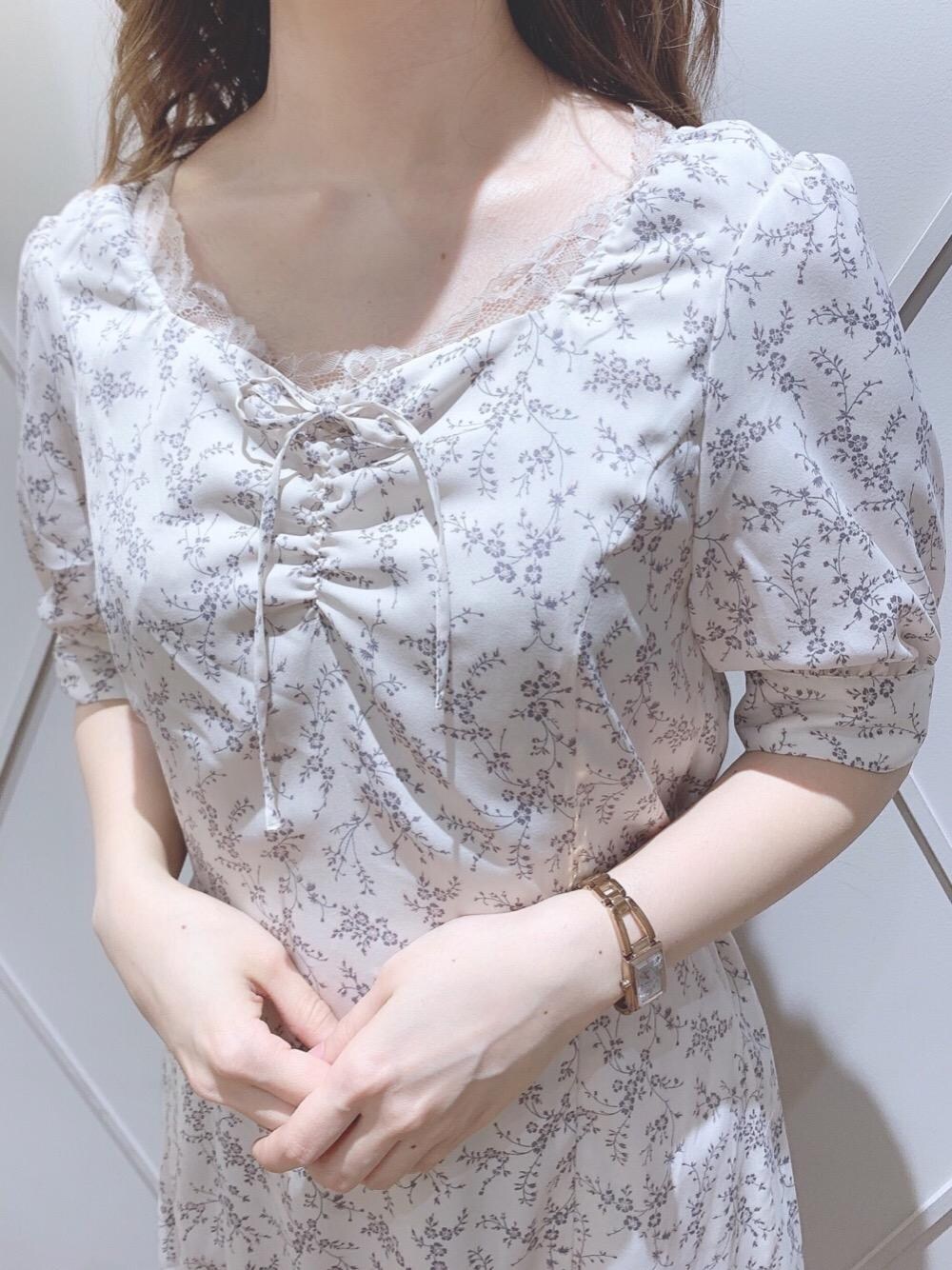 ブラック系のサンダル、ブラウン系のハンドバッグ、ホワイト系のタンクトップを着用したレディースの春コーディネートの1枚目の写真