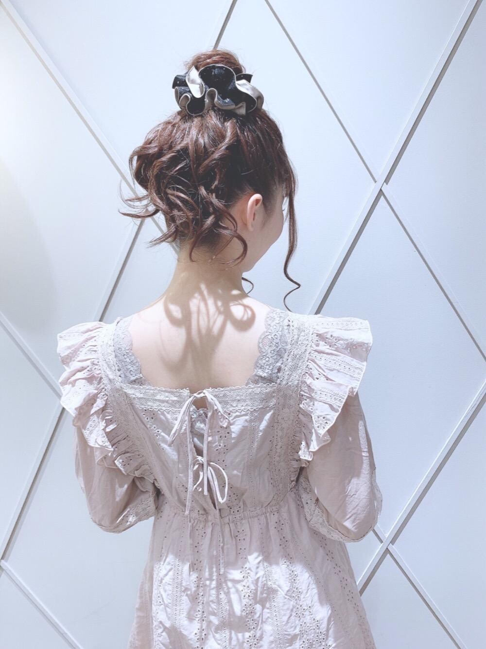 ホワイト系のその他パンツ、ホワイト系のサンダル、ベージュ系のタンクトップを着用したレディースの春コーディネートの1枚目の写真