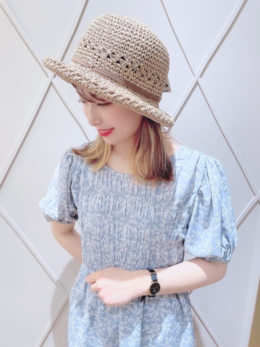 ホワイト系のサンダル、ブルー系のワンピース、ベージュ系のハットを着用したレディースの春コーディネートの1枚目の写真