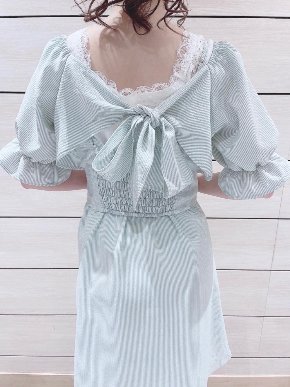 ホワイト系のサンダル、ホワイト系のショルダーバッグ、ホワイト系のタンクトップを着用したレディースの春コーディネートの1枚目の写真