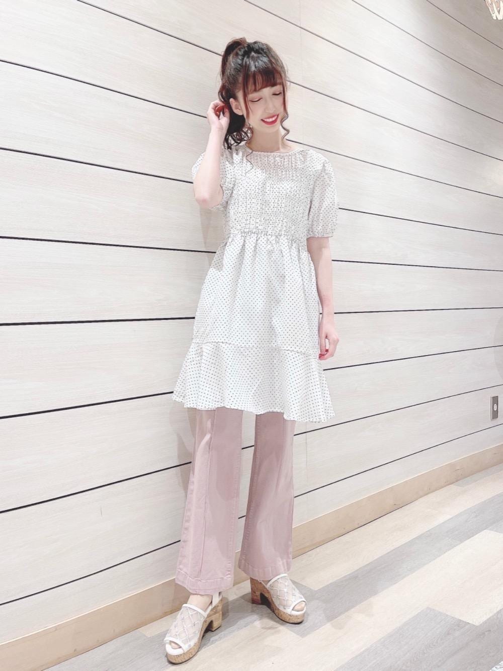 ピンク系のその他パンツ、ホワイト系のサンダル、ホワイト系のワンピースを着用したレディースの春コーディネートの1枚目の写真