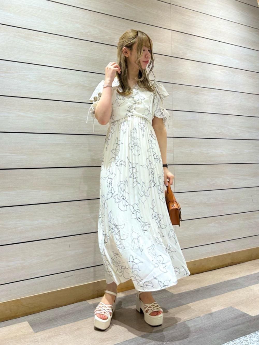 ホワイト系のサンダル、イエロー系のショルダーバッグ、ホワイト系のワンピースを着用したレディースの夏コーディネートの1枚目の写真