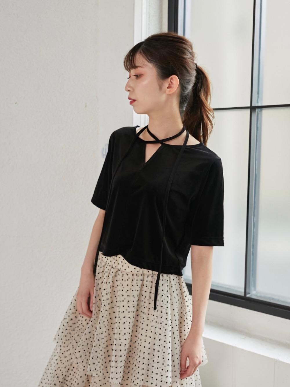 ホワイト系のサンダル、ホワイト系のスカート、ブラック系のTシャツ/カットソーを着用したレディースの夏コーディネートの1枚目の写真