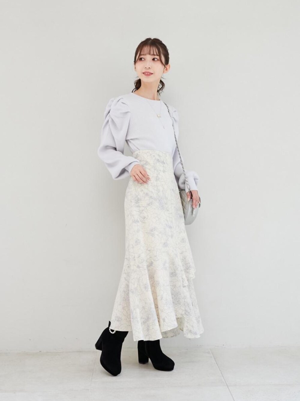 「マンパ、MAJESTIC LEGON、低身長、マジェスティックレゴン、骨格ウェーブ、スカート 、ブーツ　、ばっぐ、にっと、アウター　」｜「MAJESTIC LEGONのマルチwayショートマンパ（ブルゾン、ブラック系）」を使った、マジェスティックレゴン河原町OPA店スタッフさん（レディース・153cm）の冬コーディネートの1枚目の写真