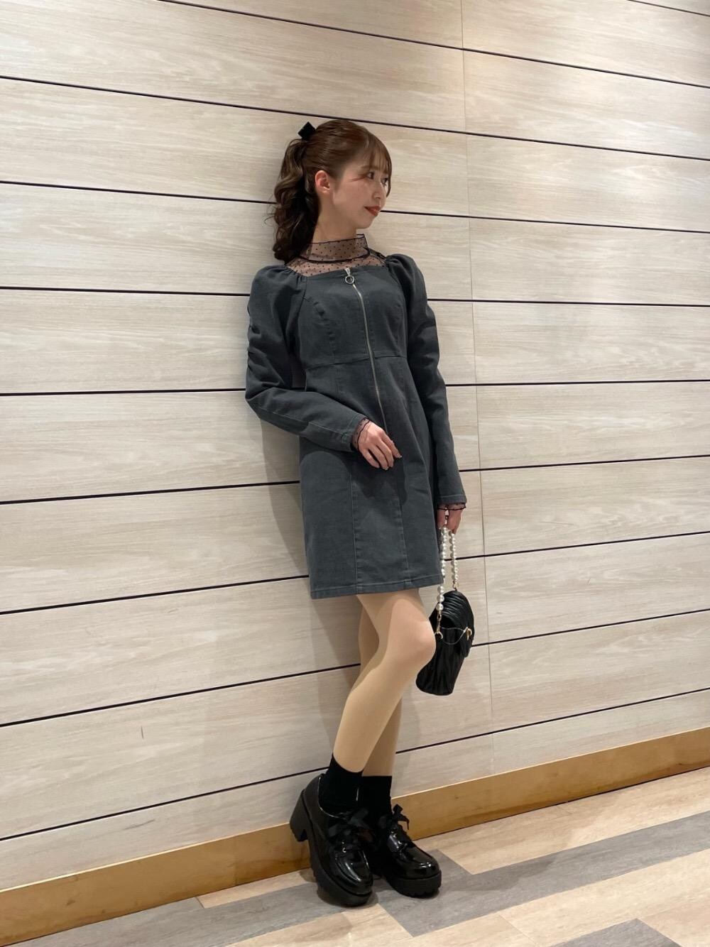 「ローファー、トップス、MAJESTIC LEGON、低身長、マジェスティックレゴン、骨格ウェーブ、ブルベ夏、でにむ、しゅーず、ワンピ―ス」｜「MAJESTIC LEGONのボリュームヒールシューズ（その他シューズ、ブラック系）」を使った、マジェスティックレゴン河原町OPA店スタッフさん（レディース・153cm）の冬コーディネートの1枚目の写真