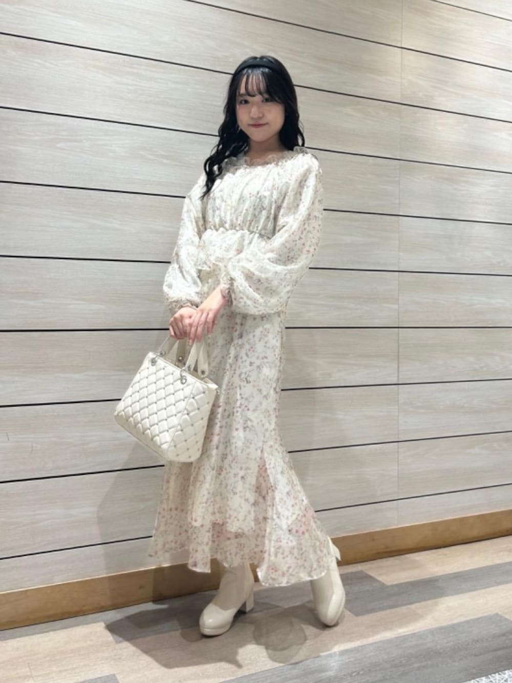 「花柄、フェミニン、MAJESTIC LEGON、マジェスティックレゴン、大人ファッション、ロング丈コーデ、骨格ウェーブ、標準身長、イエべ秋、ワンピ―ス」｜「MAJESTIC LEGONの【WEB限定XLサイズあり】フカフカヒールストレッチブーツ（ブーツ、ホワイト系）」を使った、マジェスティックレゴン河原町OPA店スタッフさん（レディース・159cm）の冬コーディネートの1枚目の写真