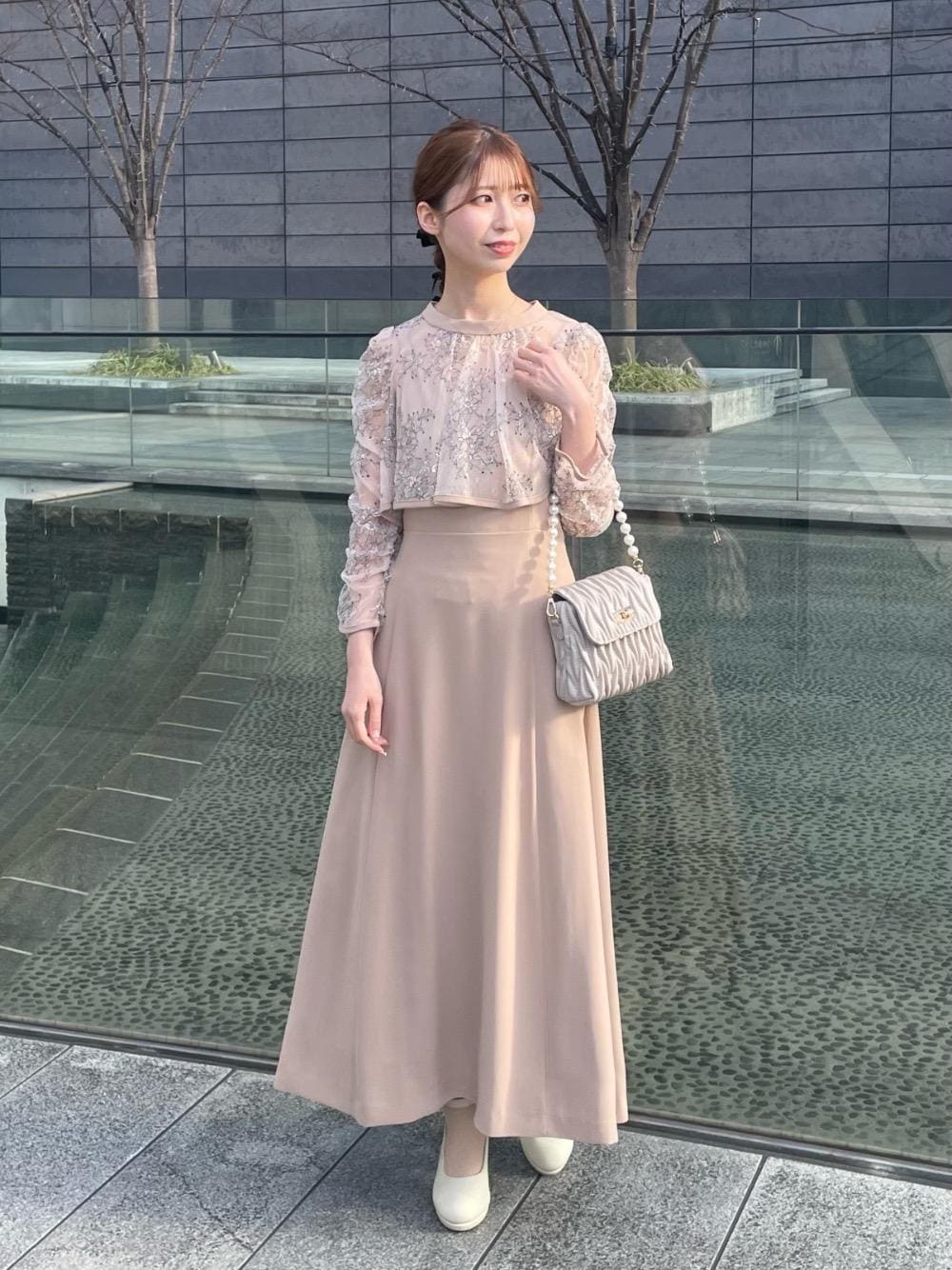 「結婚式、ドレス、二次会、同窓会、MAJESTIC LEGON、低身長、マジェスティックレゴン、パンプス👠、ばっぐ、ワンピ―ス」｜「MAJESTIC LEGONのパールチェーンキルティングバッグ（ショルダーバッグ、ベージュ系）」を使った、マジェスティックレゴン河原町OPA店スタッフさん（レディース・153cm）の冬コーディネートの1枚目の写真