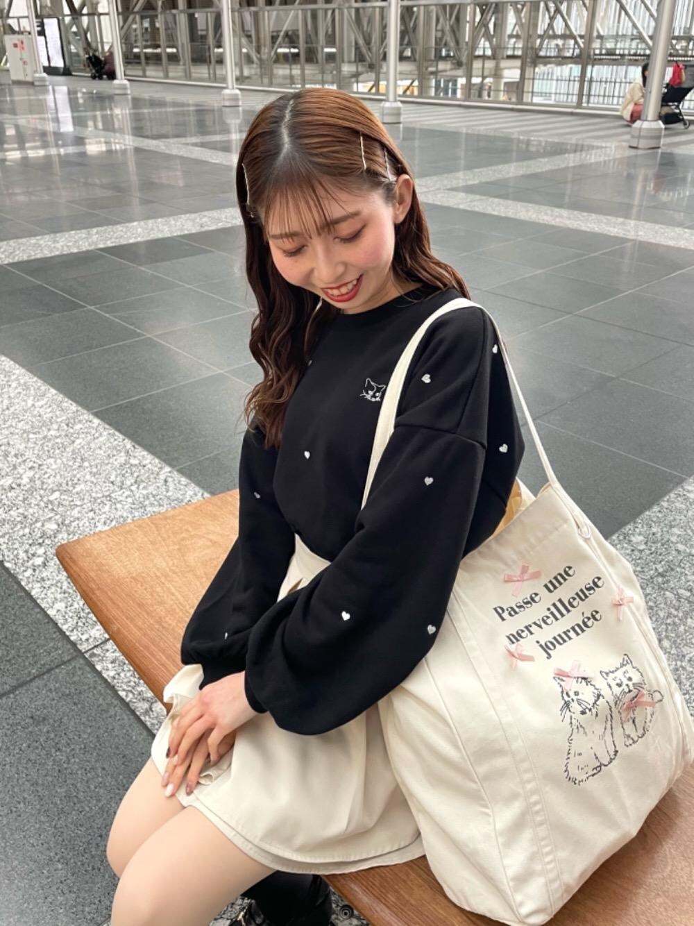 「ローファー、トップス、MAJESTIC LEGON、低身長、スカパン、マジェスティックレゴン、骨格ウェーブ、推し活、🦊スウェット、ばっぐ」｜「MAJESTIC LEGONのフレアミニスカパン（スカート、ホワイト系）」を使った、マジェスティックレゴン河原町OPA店スタッフさん（レディース・153cm）の冬コーディネートの1枚目の写真