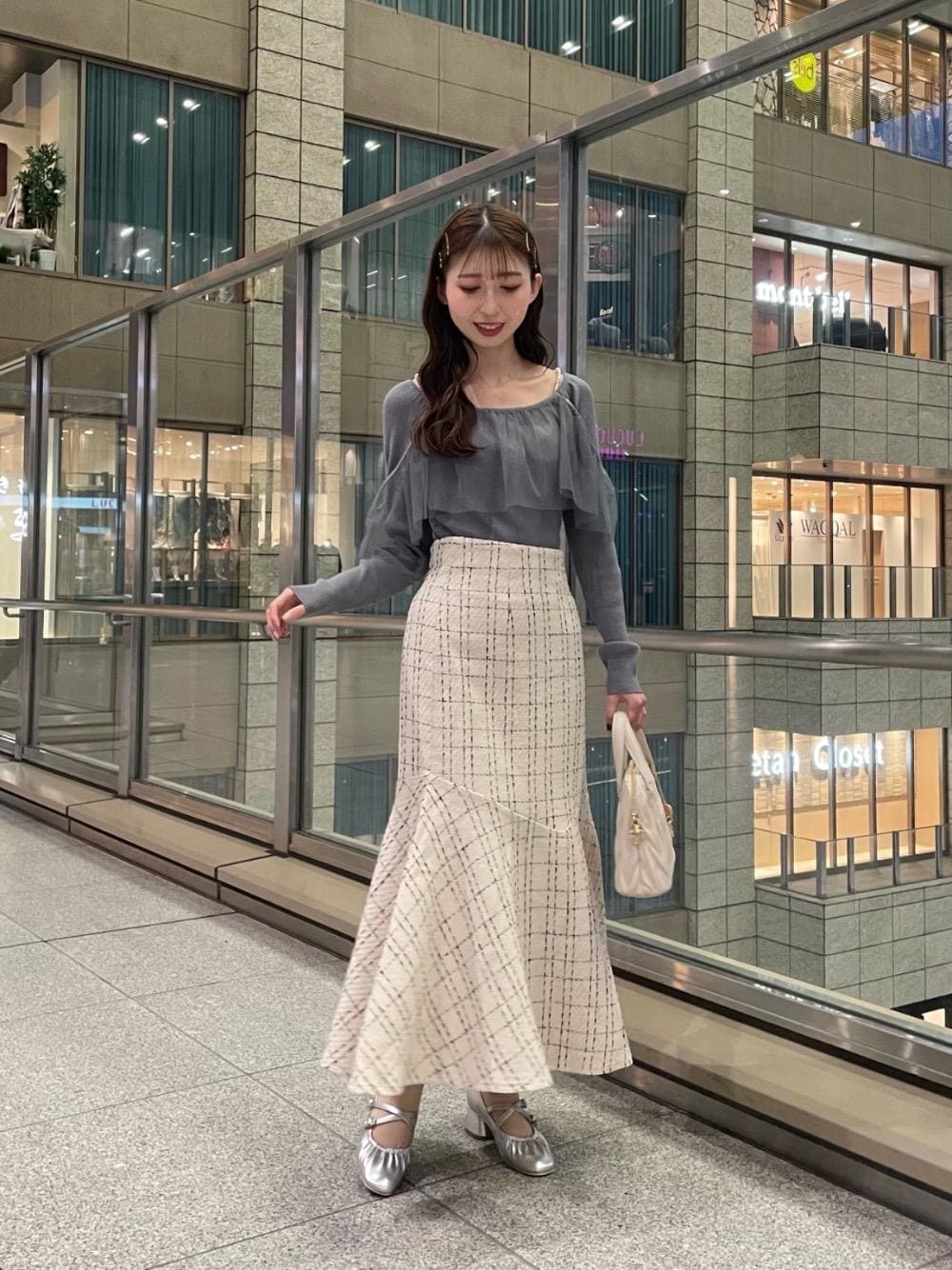 「デート、フェミニン、MAJESTIC LEGON、低身長、マジェスティックレゴン、骨格ウェーブ、パンプス👠、スカート 、ばっぐ、にっと」｜「MAJESTIC LEGONのチャームセットキルティングバッグ（ショルダーバッグ、ホワイト系）」を使った、マジェスティックレゴン河原町OPA店スタッフさん（レディース・153cm）の冬コーディネートの1枚目の写真