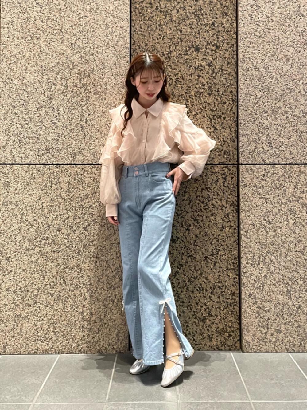 「ブラウス、デニムパンツ、MAJESTIC LEGON、低身長、マジェスティックレゴン、骨格ウェーブ、でにむ、ぱんつ、パンプス👠、かジュアル」｜「MAJESTIC LEGONの襟付きエアリーフリルブラウス（シャツ/ブラウス、ピンク系）」を使った、マジェスティックレゴン河原町OPA店スタッフさん（レディース・153cm）の冬コーディネートの1枚目の写真
