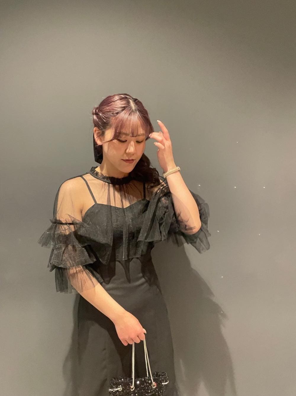 「ヘアアレンジ、フェミニン、オケージョン、MAJESTIC LEGON、フォーマルドレス、マジェスティックレゴン、メイク、高身長、骨格ウェーブ、モノトーンこーで」｜「MAJESTIC LEGONの【WEB限定XLサイズあり】レディギャザーストラップパンプス（パンプス、ブラック系）」を使った、マジェスティックレゴン河原町OPA店スタッフさん（レディース・164cm）の春コーディネートの1枚目の写真