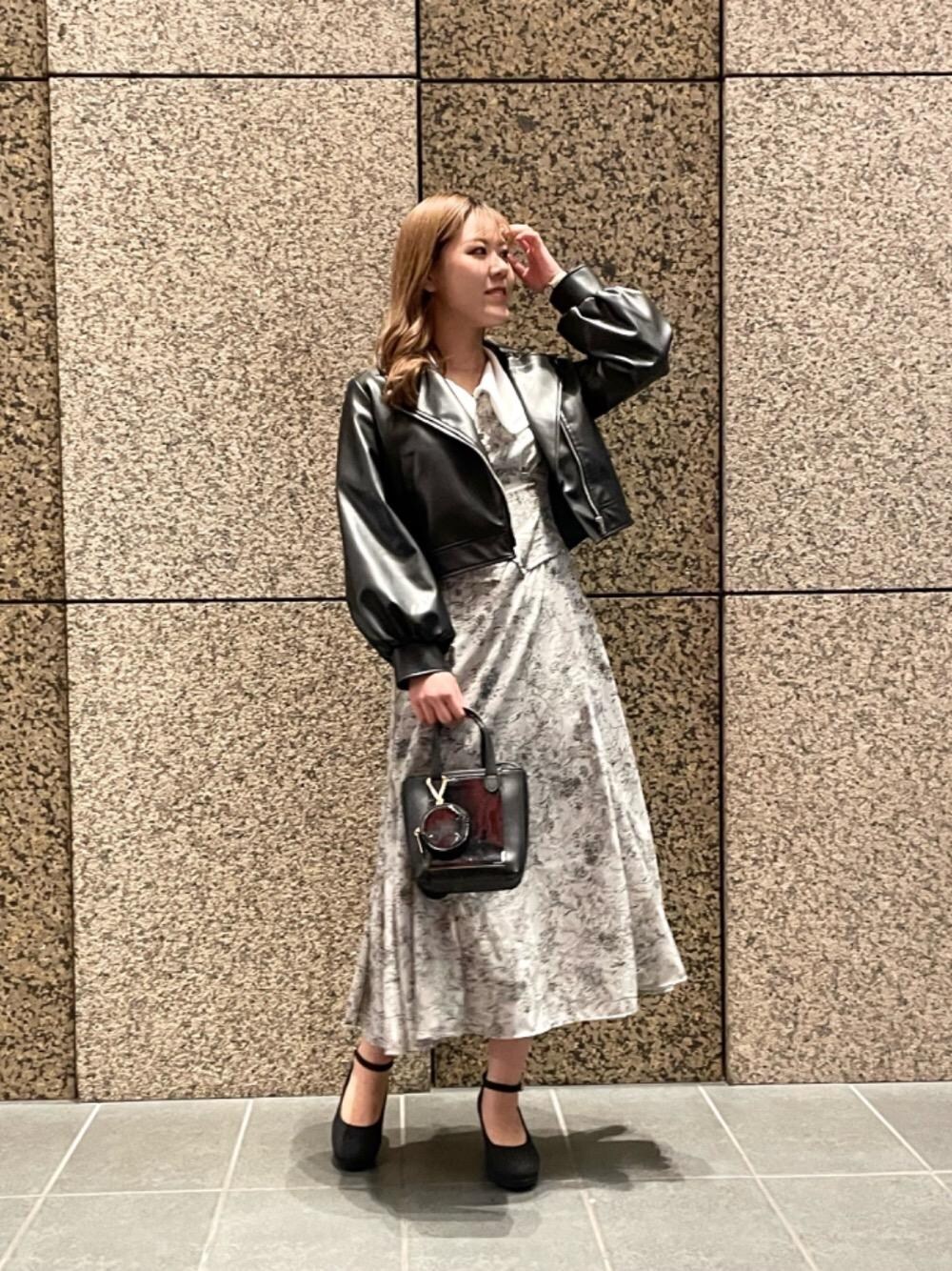 「ライダース、デート、フェミニン、MAJESTIC LEGON、春ワンピ、マジェスティックレゴン、高身長、骨格ウェーブ、推し活、パンプス👠」｜「MAJESTIC LEGONのビッグカラー花柄ワンピース（ワンピース、グレー系）」を使った、マジェスティックレゴン河原町OPA店スタッフさん（レディース・164cm）の春コーディネートの1枚目の写真