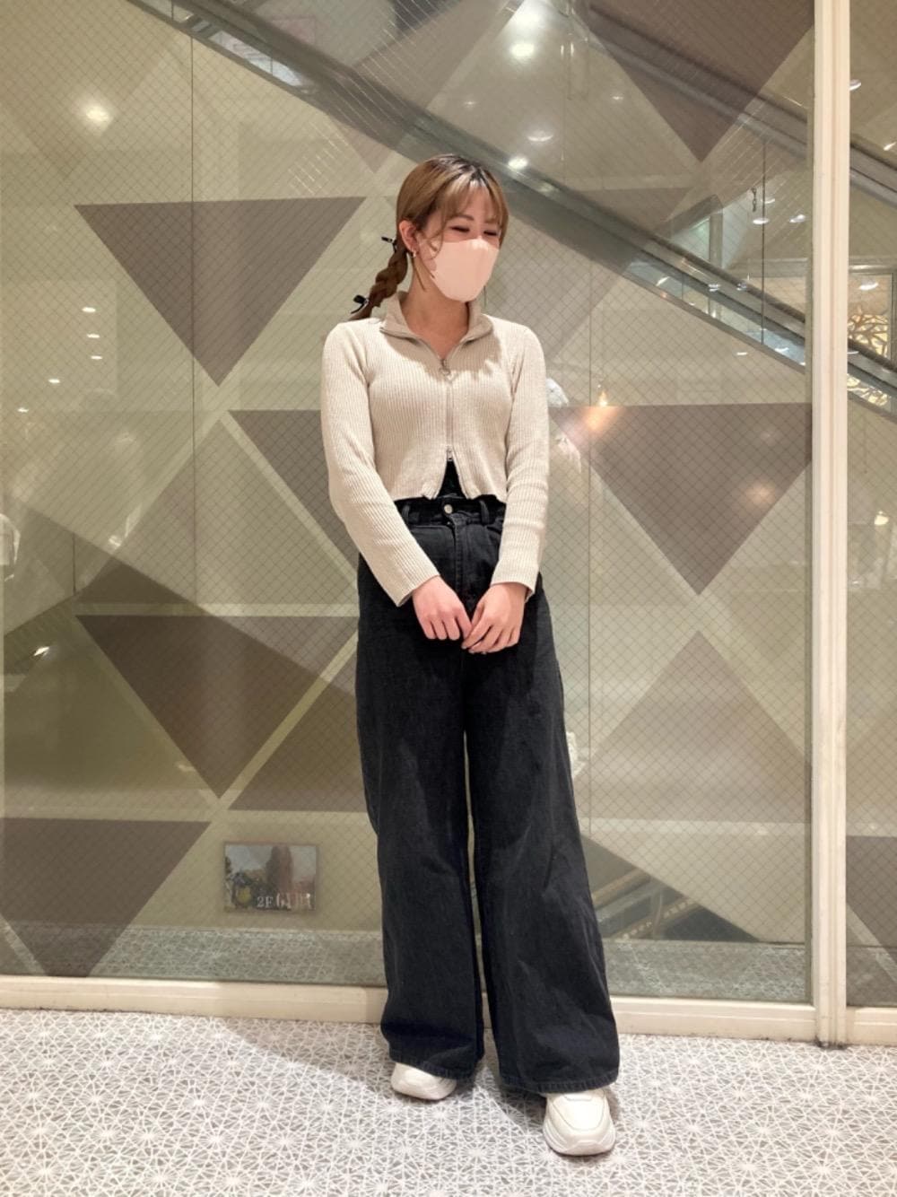 「大人カジュアル、ヘアアレンジ、フェミニン、MAJESTIC LEGON、マジェスティックレゴン、ラメニット、高身長、骨格ウェーブ、でにむ、すにーかー」｜「MAJESTIC LEGONの厚底2WAYリボンスニーカー（スニーカー、ホワイト系）」を使った、マジェスティックレゴン河原町OPA店スタッフさん（レディース・164cm）の春コーディネートの1枚目の写真