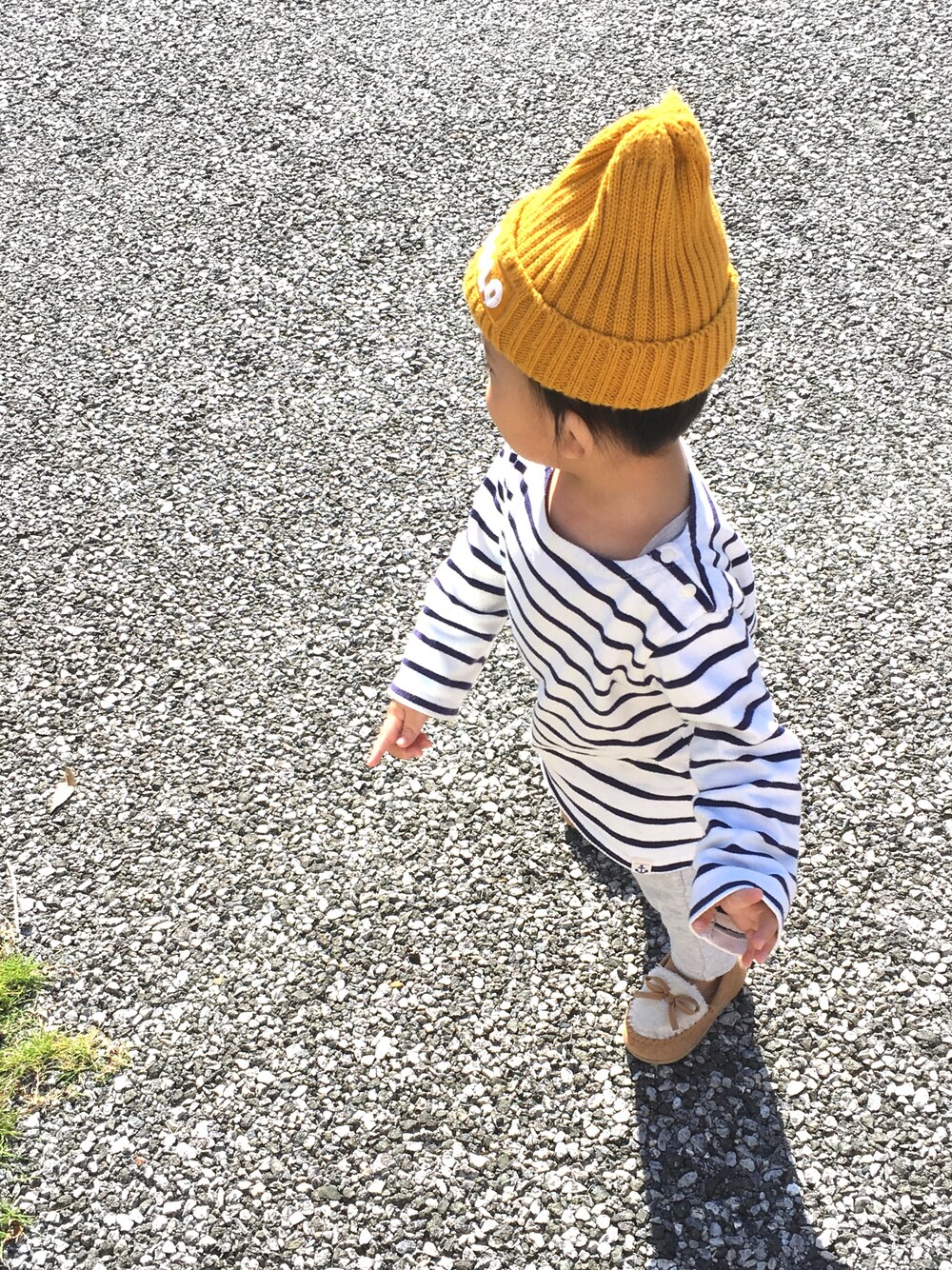 「UNIQLOのアイテム（Tシャツ/カットソー、ホワイト系）」を使った、TSUBASAさん（キッズ・80cm）の秋コーディネートの1枚目の写真