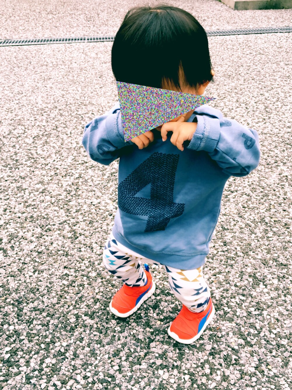 「H&Mのアイテム（スウェット、ブルー系）」を使った、TSUBASAさん（キッズ・80cm）の秋コーディネートの1枚目の写真