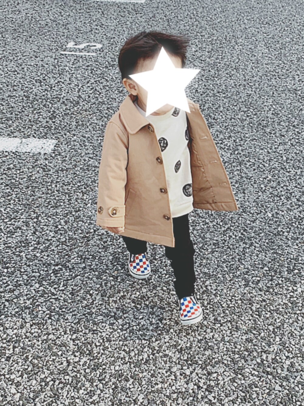 「Birthdayのアイテム（ジャケット/アウター、ベージュ系）」を使った、TSUBASAさん（キッズ・80cm）の春コーディネートの1枚目の写真