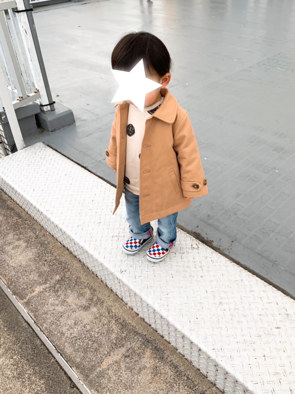 「Birthdayのアイテム（ジャケット/アウター、ベージュ系）」を使った、TSUBASAさん（キッズ・80cm）の春コーディネートの1枚目の写真