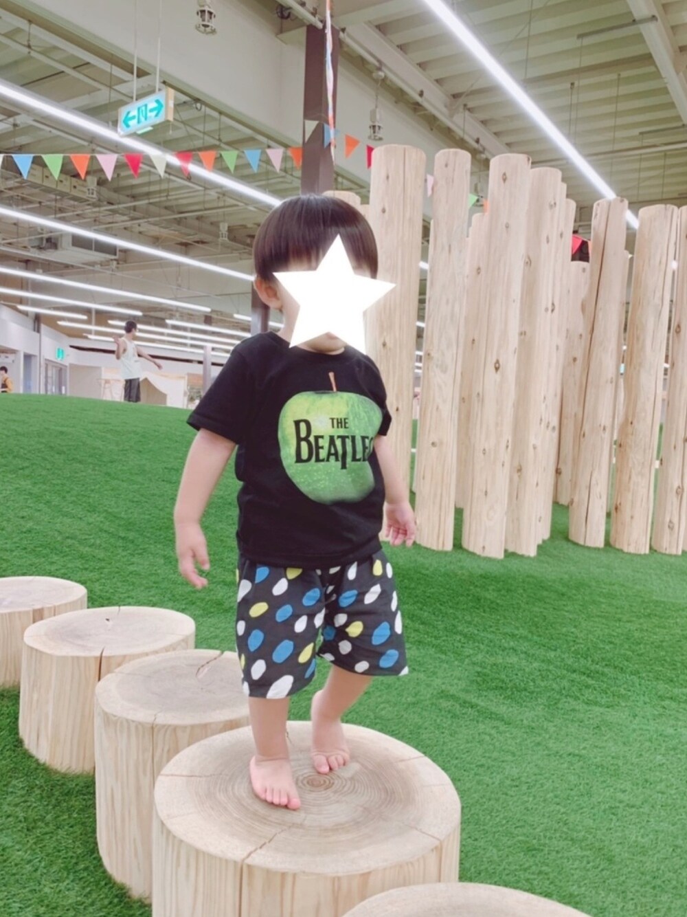 「Design Tshirts Store graniphのコラボレーションキッズTシャツ/ザビートルズ(グリーンアップル)（Tシャツ/カットソー、ブラック系）」を使った、TSUBASAさん（キッズ・80cm）の夏コーディネートの1枚目の写真