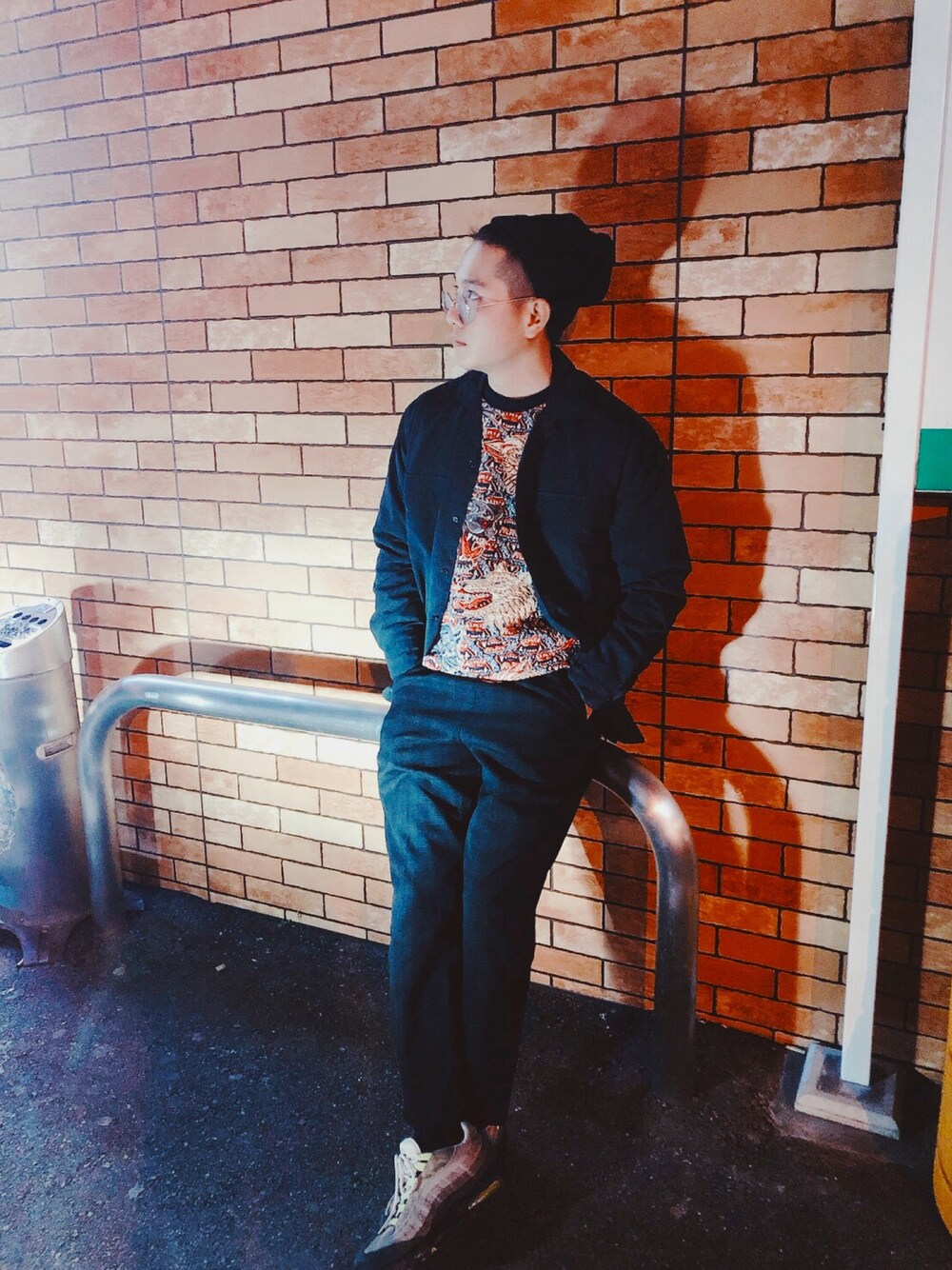 「古着、古着だから安い。、いいねしてちょ。、これから載せるのでフォローちてね。、服に目覚めて2日目。、よろしくお願いします、フォローミー、服好きな人と繋がりたい、服バカ、服好き」｜「古着のアイテム（ニット/セーター、オレンジ系）」を使った、にっちさん（メンズ・173cm）の春コーディネートの1枚目の写真