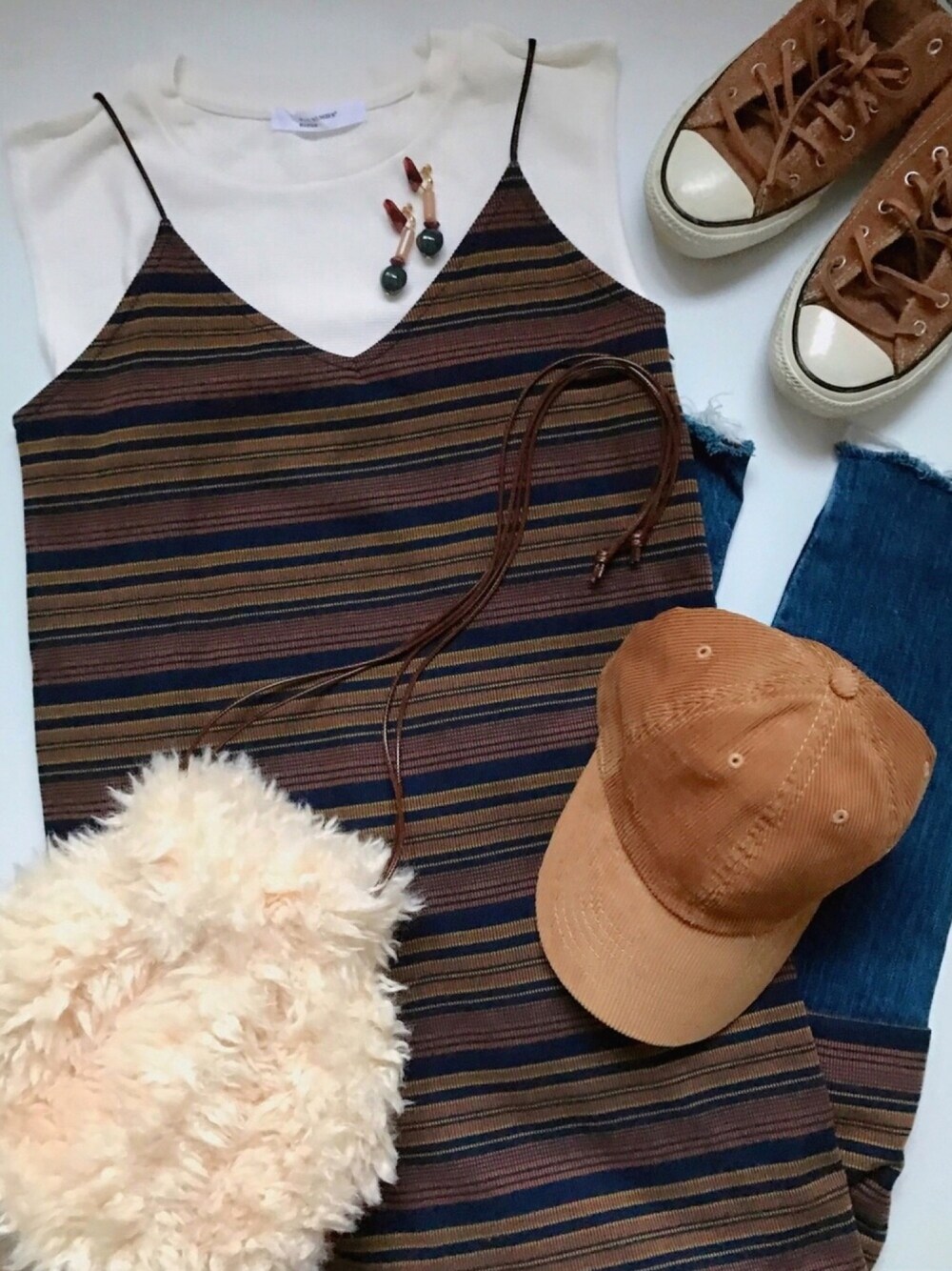 「秋のコーデ、大人カジュアル、ボーダー、ファー小物、コーデュロイ、converse、ママコーデ、ワンピース×デニム、スニーカーコーデ、レイヤードスタイル」｜「MOUSSYのMULTI BORDER OP（ワンピース、ブルー系）」を使った、®️nao®️さん（レディース・168cm）の夏コーディネートの1枚目の写真
