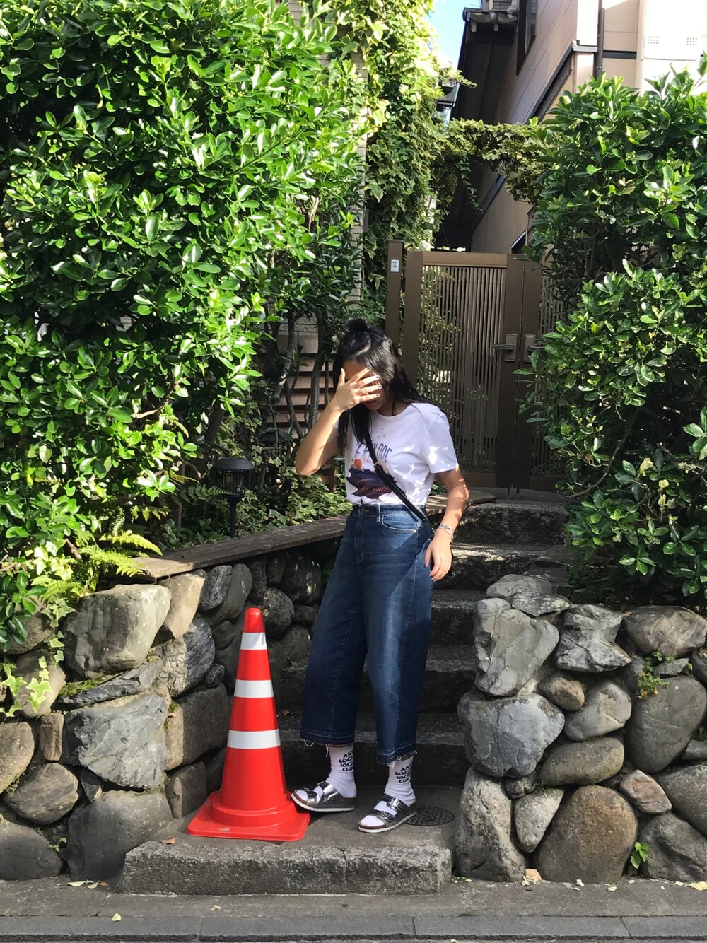 「girl、streetstyle、streetfashion、streetwear」｜「Guessのアイテム（メッセンジャーバッグ、ブラック系）」を使った、ybt.cさん（レディース・167cm）の夏コーディネートの1枚目の写真
