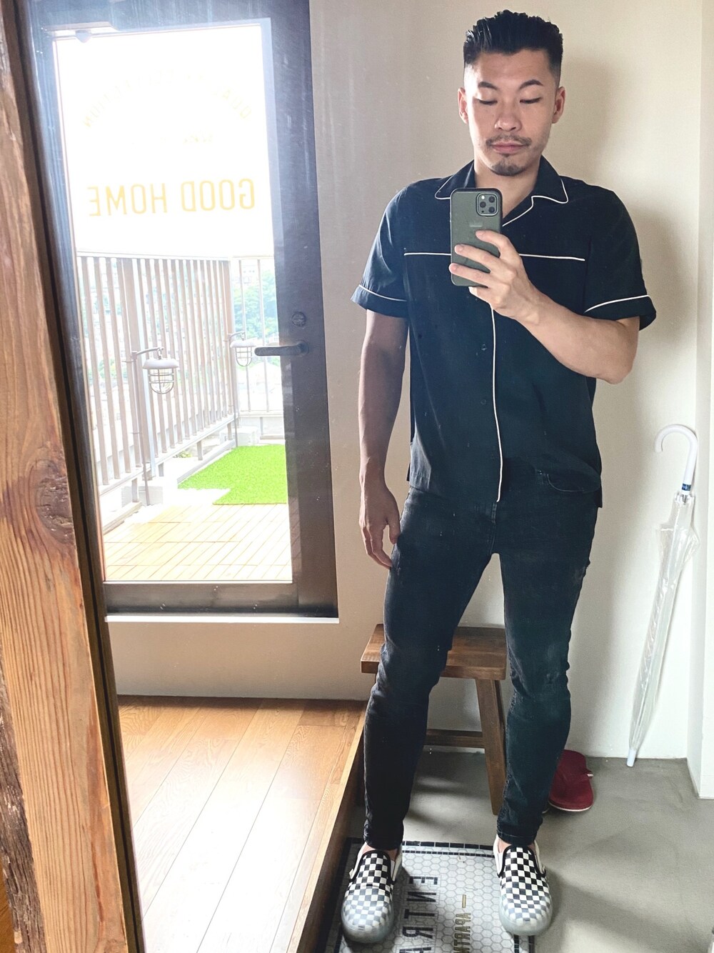 「SATURDAYS NYC、VANS」｜「Saturdays NYCのCameron Solid Short Sleeve Shirt（シャツ/ブラウス、ブラック系）」を使った、ハチさん（メンズ・162cm）の夏コーディネートの1枚目の写真