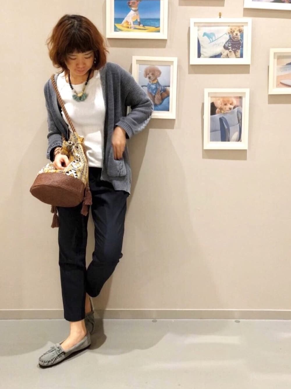 グレー系のモカシン/デッキシューズ、ブルー系のその他パンツ、ホワイト系のTシャツ/カットソーを着用したレディースの秋コーディネートの1枚目の写真