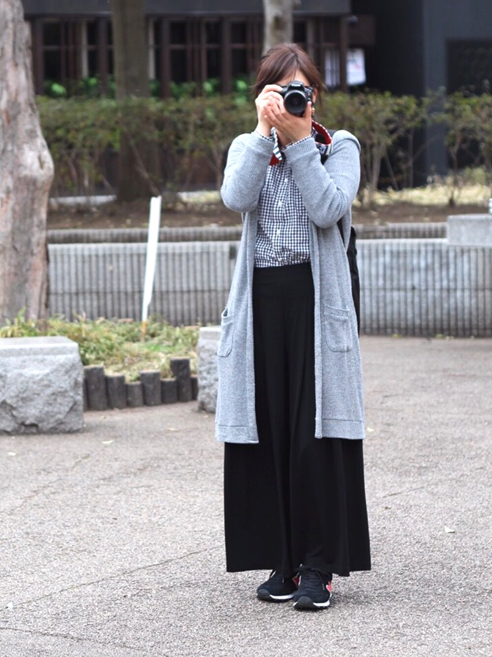 「大人カジュアル、シンプル、黒、スカンツ、スニーカー、カメラ女子、カジュアル、GU、New Balance、オトナ女子」｜「no brandのアイテム（トップス、グレー系）」を使った、Rimaamさん（レディース・160cm）の春コーディネートの1枚目の写真