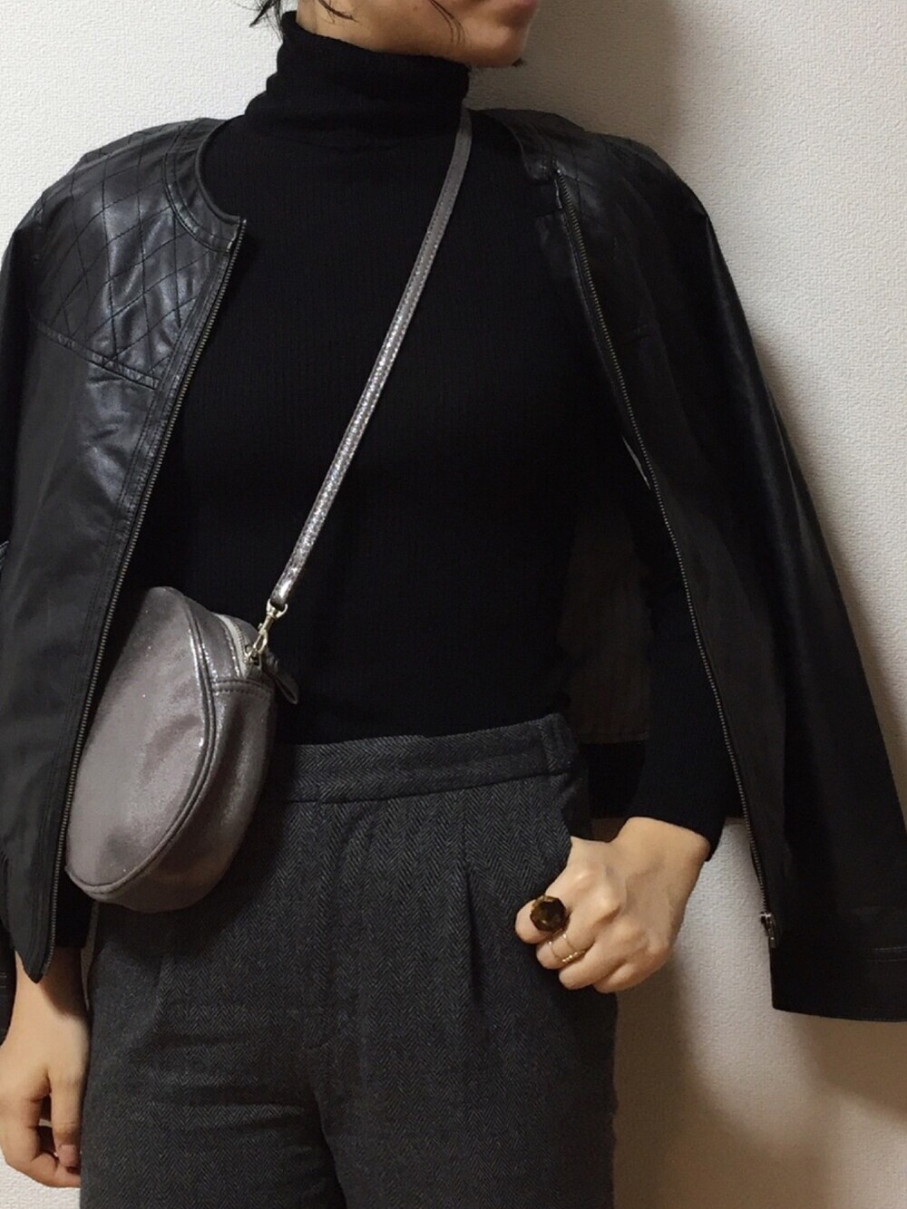 「シンプル、大人カジュアル、大人コーデ、パンツスタイル、シルバー、レザージャケット、ノーカラーコート、ライダースジャケット、モノトーン、黒」｜「MICHEL KLEINのアイテム（ライダースジャケット、ブラック系）」を使った、myonさん（レディース・159cm）の秋コーディネートの1枚目の写真