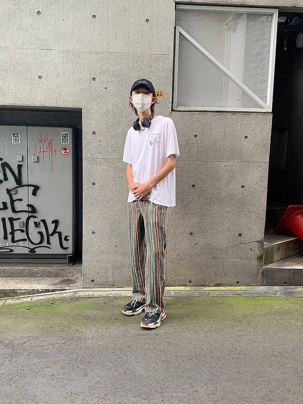 「シンプル、ビッグシルエット、ワイドパンツ、白Tシャツ、いいね、save、フォローお願いします🤑、韓国ファッション、anderssonbell、BALENCIAGA、夏、thisisneverthat」｜「SAFE HOUSEのアイテム（Tシャツ/カットソー、ホワイト系）」を使った、hayataさん（メンズ・183cm）の夏コーディネートの1枚目の写真