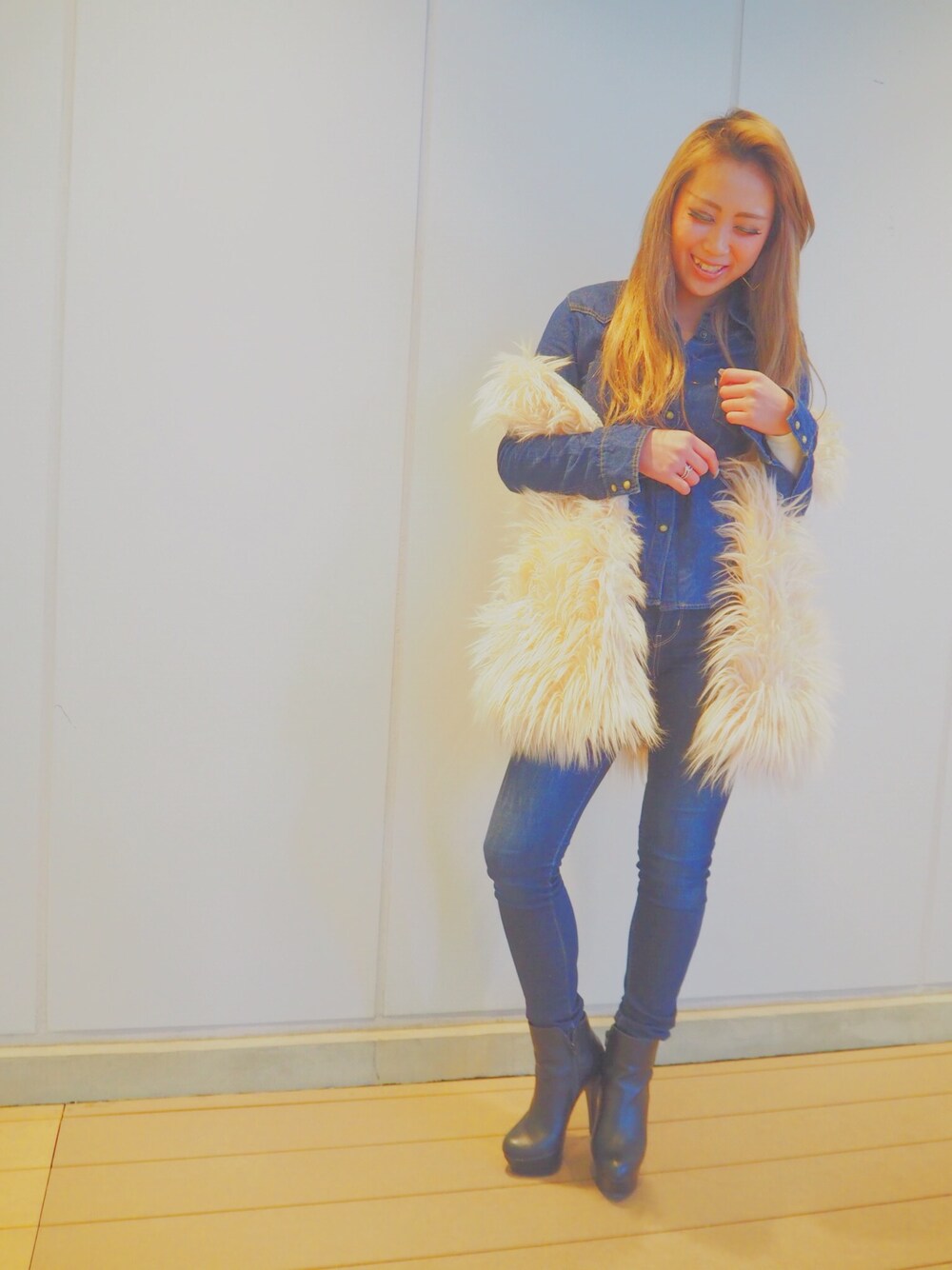 「GYDA、Earl Jean、paranoia-paradiso、Levi's、R&E、デニム、ファーベスト、レザーブーツ、デニム×デニム」｜「Earl Jeanのアイテム（デニムジャケット、ブルー系）」を使った、ℳ❤︎さん（レディース・160cm）の春コーディネートの1枚目の写真