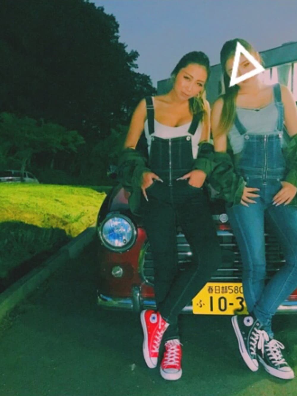 「GYDA、Laguna Moon、#converse、ALL STAR、red、スニーカー、サロペット、カモフラ、双子コーデ、おそろいコーデ」｜「GYDAのアイテム（ミリタリージャケット、グリーン系）」を使った、ℳ❤︎さん（レディース・160cm）の春コーディネートの1枚目の写真