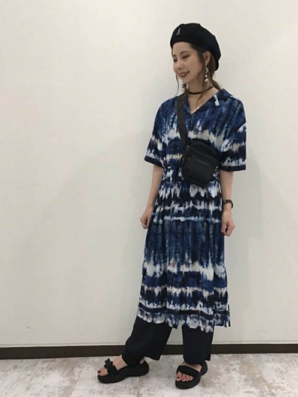 「ワンピース、ショルダーバッグ、JEANASiS、レイヤードスタイル、ジーナシス、サテンパンツ、シャツワンピ、柄ワンピース、夏コーデ、スポーツサンダル」｜「JEANASISのダンゾメプリントカイキンワンピース/801570（シャツワンピース、ブルー系）」を使った、せいらまんさん（レディース・162cm）の夏コーディネートの1枚目の写真