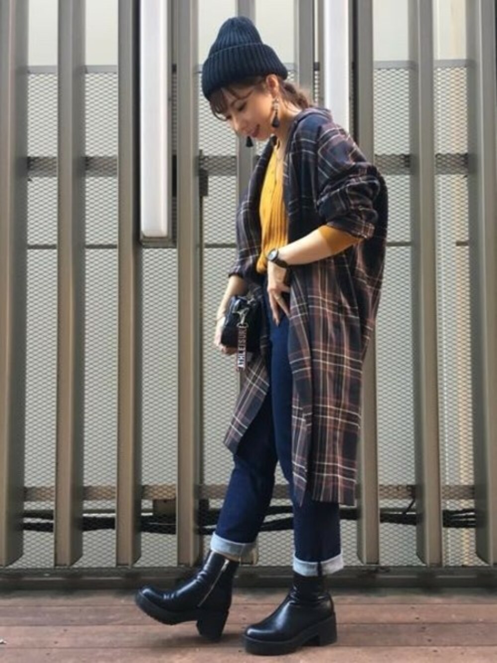 「チェック、カーディガン、コート、ブーツ、ブラック、チェスターコート、イエロー、秋のコーデ、JEANASiS、ジーナシス」｜「JEANASISのチェックBIGチェスターコート/814870（チェスターコート、ブルー系）」を使った、せいらまんさん（レディース・162cm）の秋コーディネートの1枚目の写真
