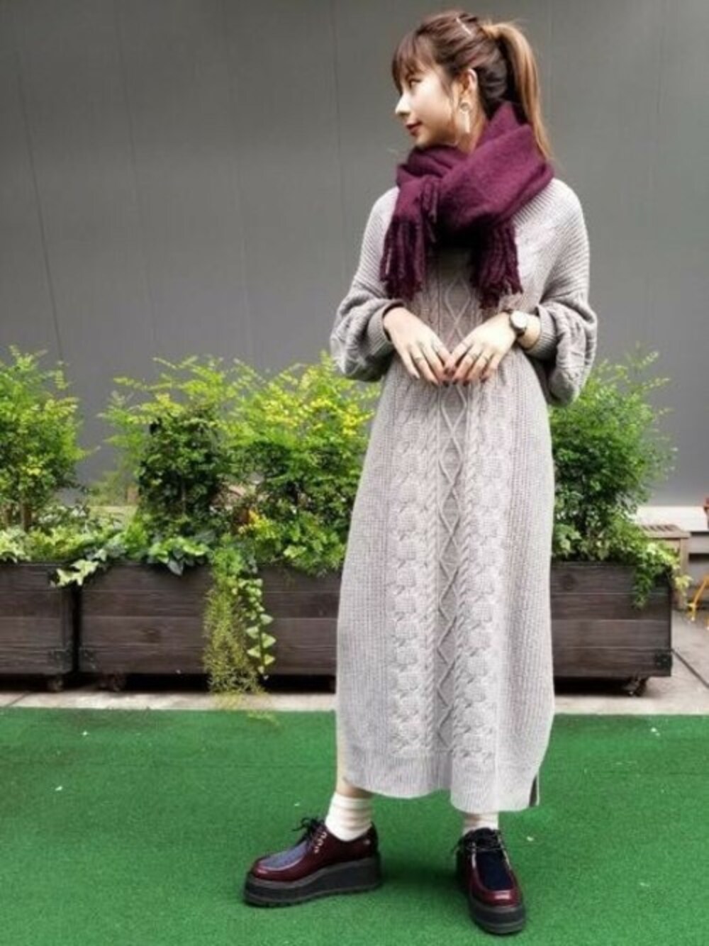 「ストール、Vネック、JEANASiS、ケーブルニット、冬コーデ、ニットワンピース、ジーナシス、厚底シューズ、リラックススタイル」｜「JEANASISのケーブルニットロングワンピース/821255（ワンピース、グレー系）」を使った、せいらまんさん（レディース・162cm）の冬コーディネートの1枚目の写真