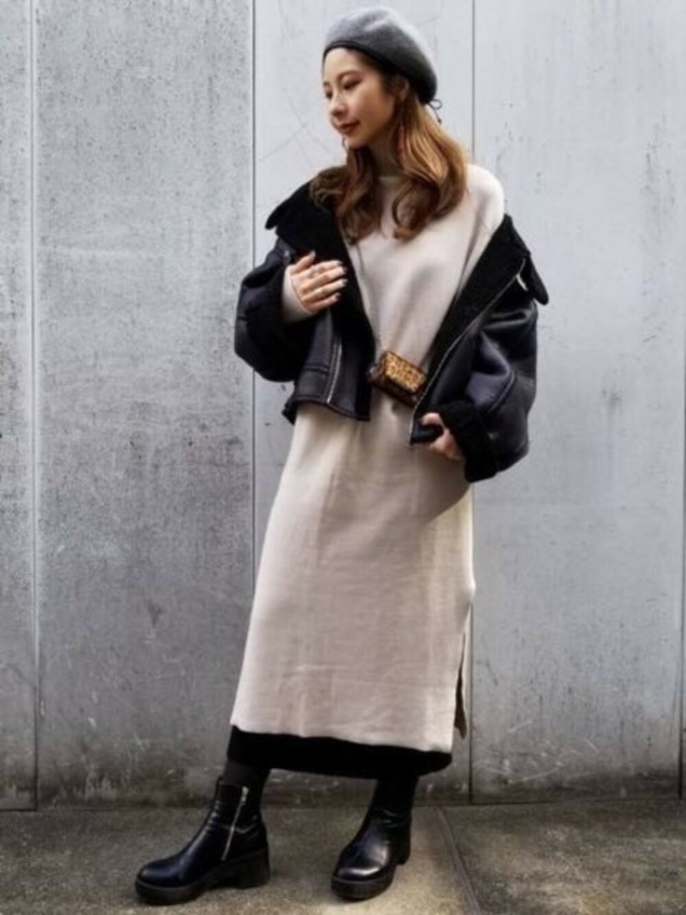 「ハイネック、JEANASiS、冬コーデ、ニットワンピース、レイヤードスタイル、ジーナシス、ボアジャケット、スリット、B3」｜「JEANASISのボアB-3/811924（ムートンコート、ブラック系）」を使った、せいらまんさん（レディース・162cm）の冬コーディネートの1枚目の写真
