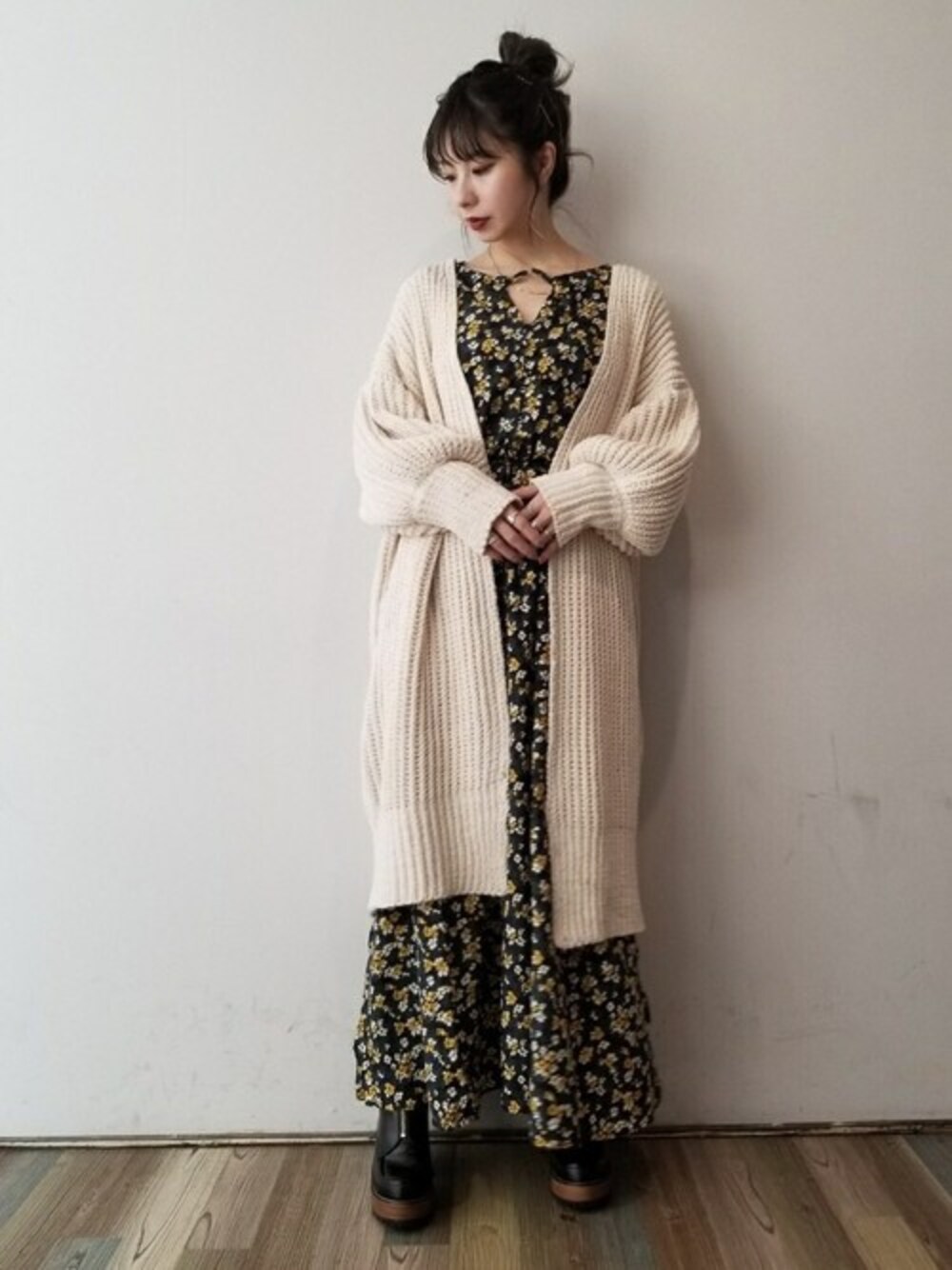 「カーディガン、カジュアル、フラワー、JEANASiS、ジーナシス、フェミニン、ロングカーディガン、ロングワンピース、春コーデ、花柄ワンピース」｜「JEANASISのモールアゼコーディガン/823040（カーディガン/ボレロ、ホワイト系）」を使った、せいらまんさん（レディース・162cm）の冬コーディネートの1枚目の写真