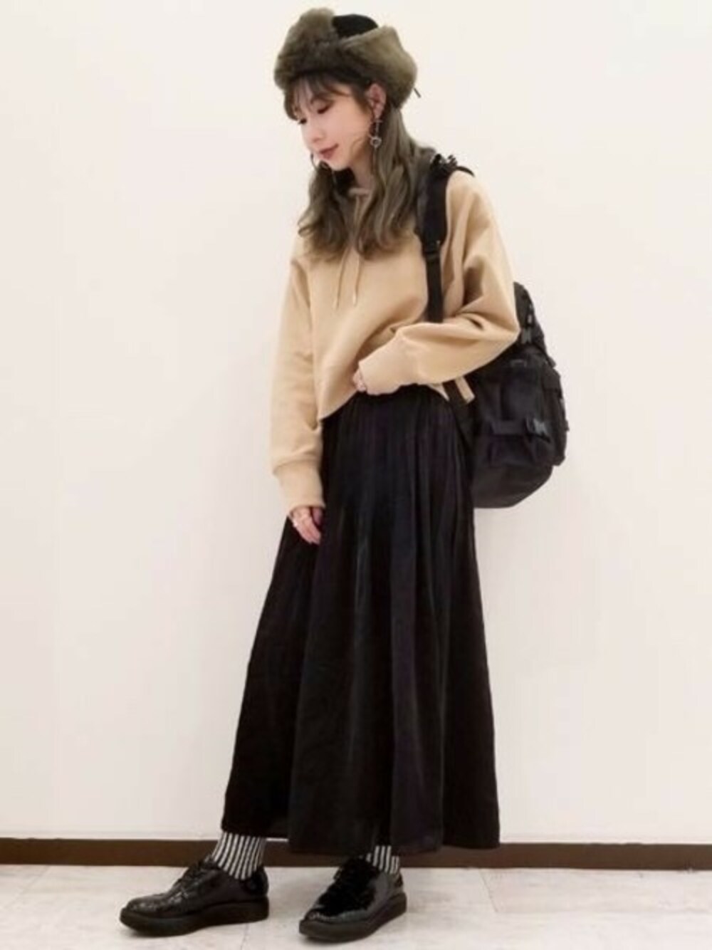 「カジュアル、バックパック、リュック、パーカー、JEANASiS、ジーナシス、プリーツスカート、春コーデ、フーディー」｜「JEANASISのショートフーディ/826325（パーカー、ブラウン系）」を使った、せいらまんさん（レディース・162cm）の冬コーディネートの1枚目の写真