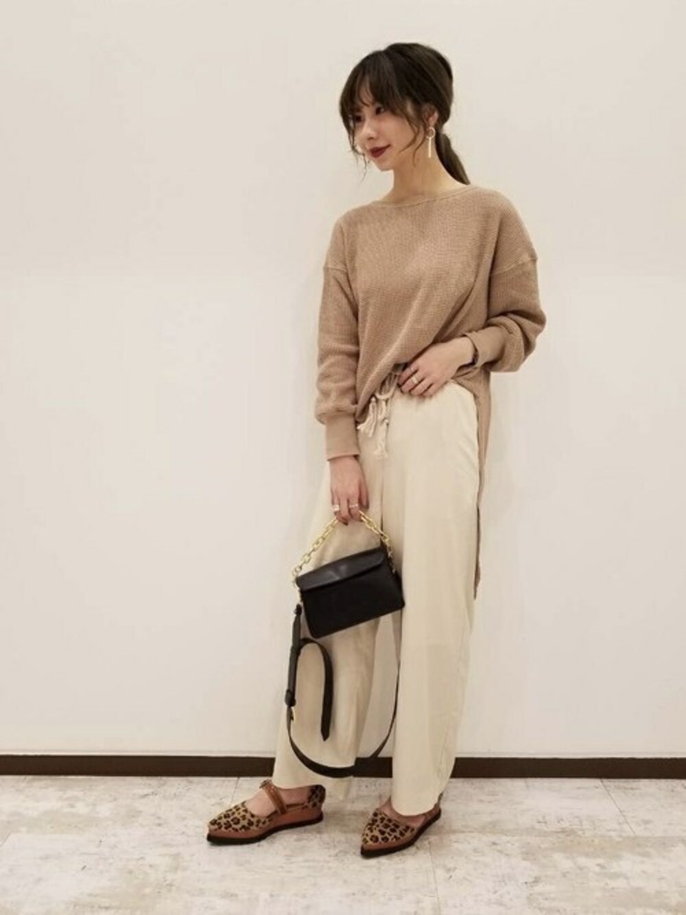 「レオパード、JEANASiS、ジーナシス、サテンパンツ、ベージュコーデ、春コーデ、ストラップシューズ、ロングカットソー、サーマルカットソー」｜「JEANASISのワッフルバックボタンLS/828307（Tシャツ/カットソー、ベージュ系）」を使った、せいらまんさん（レディース・162cm）の春コーディネートの1枚目の写真