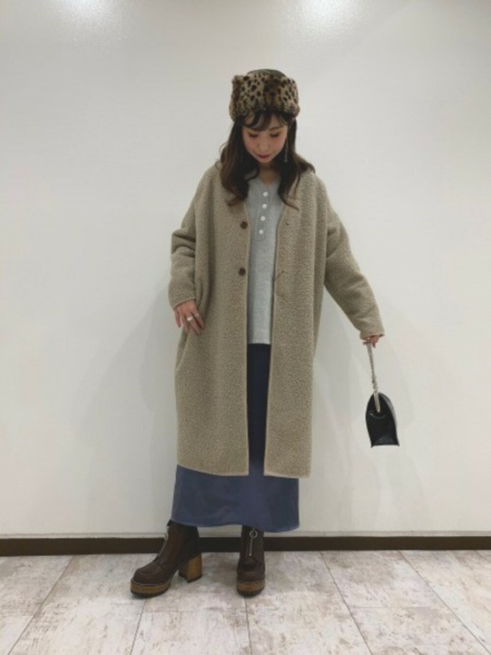 「セットアップ、ショルダーバッグ、JEANASiS、冬コーデ、ジーナシス、リバーシブル、がま口バッグ、サテンスカート」｜「JEANASISのヘンリーニット&スカート2P/867455（ワンピース、グレー系）」を使った、せいらまんさん（レディース・165cm）の冬コーディネートの1枚目の写真