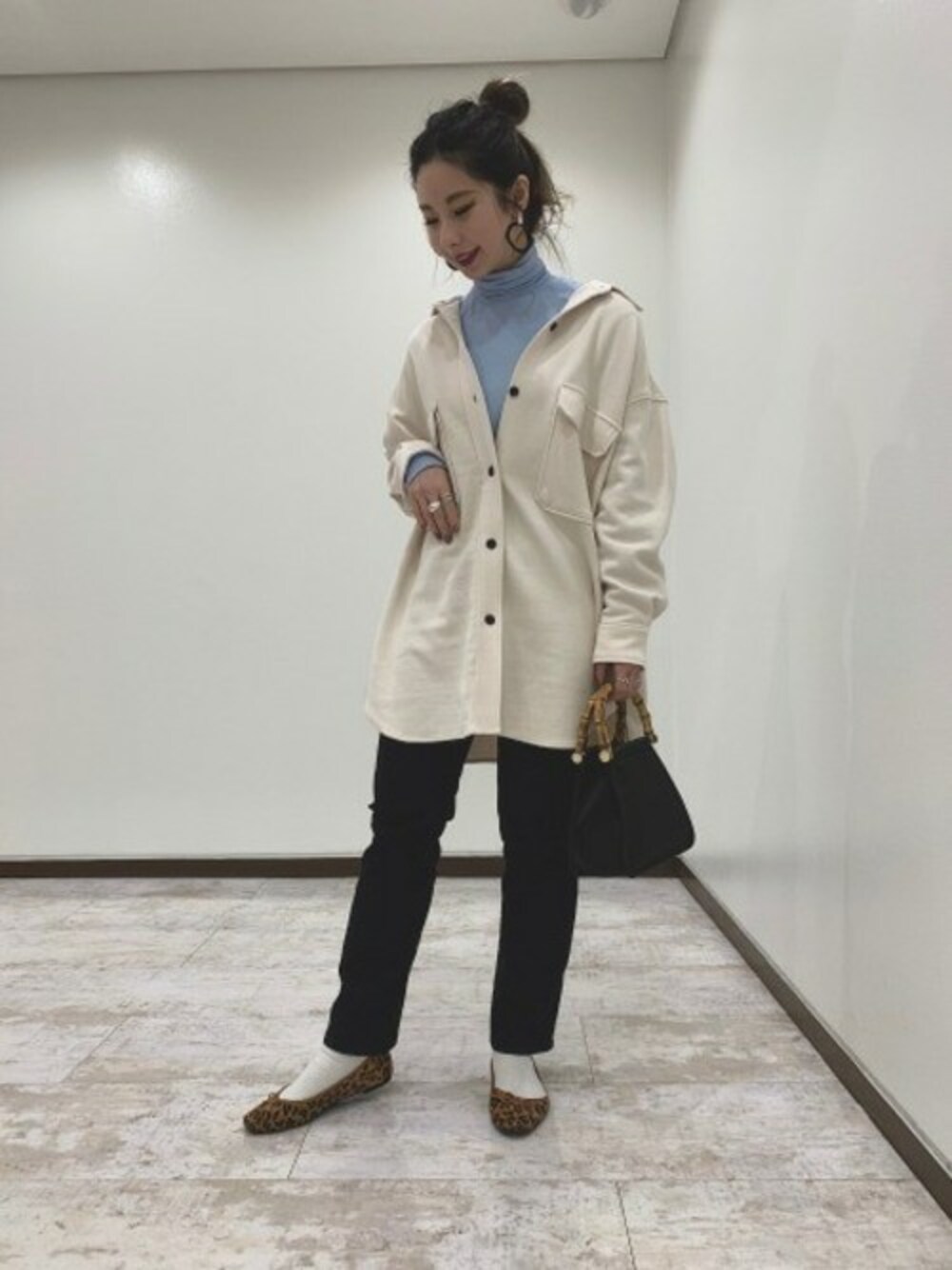 「デニム、JEANASiS、ジーナシス、CPOジャケット、春アウター、シンプルコーデ、春コーデ、モノトーンコーデ、カジュアルコーデ、スリットパンツ」｜「JEANASISのバックスリットデニムパンツ/868408（デニムパンツ、ブラック系）」を使った、せいらまんさん（レディース・162cm）の春コーディネートの1枚目の写真