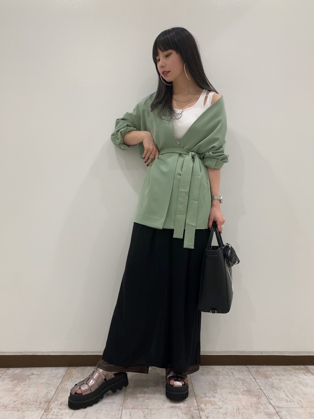 「カジュアル、はるコーデ、今日のコーデ、お洒落さんとつながりたい、きれいめカジュアル、ゆるコーデ、大人コーデ、ビッグシルエット、黒」｜「JEANASISのノーカラーコクーンジャケット/828090（ノーカラージャケット、グリーン系）」を使った、せいらまんさん（レディース・165cm）の春コーディネートの1枚目の写真