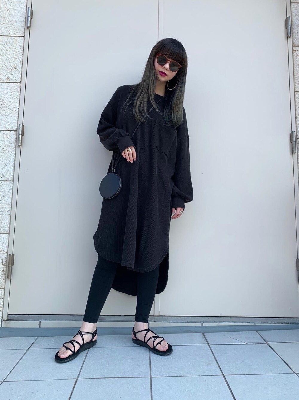 「シンプルコーデ、ラクチンコーデ、春コーデ、オトナカジュアル、おうちファッション、おしゃれさんと繋がりたい、大人コーデ、オーバーサイズ、おうち時間、ワンピース」｜「JEANASISのサーマルBIGTワンピース/812572（ワンピース、ブラック系）」を使った、せいらまんさん（レディース・165cm）の春コーディネートの1枚目の写真