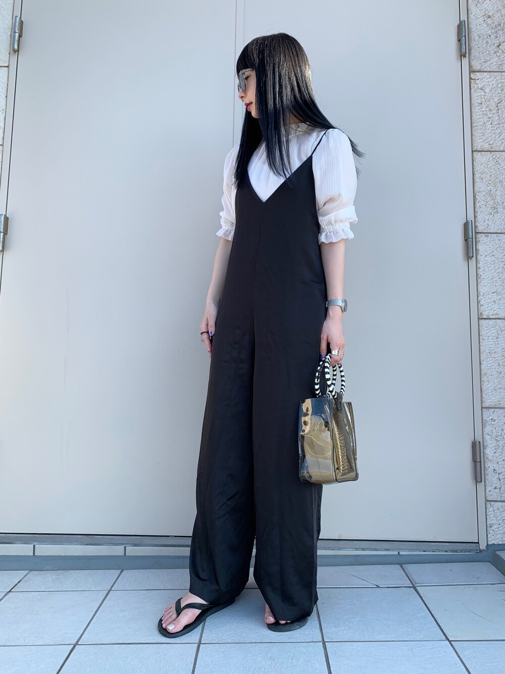 「シンプル、オトナカジュアル、おしゃれさんと繋がりたい、大人女子、ブラック、いいね、save、フォローお願いします🤑、楽チンコーデ、サロペットコーデ、サロペット、モノトーン」｜「JEANASISのサテンキャミサロペット/872758（サロペット/オーバーオール、ブラック系）」を使った、せいらまんさん（レディース・165cm）の夏コーディネートの1枚目の写真