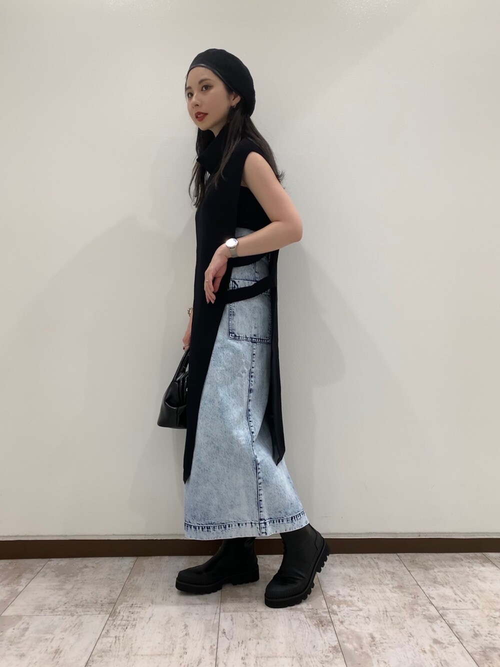 「デニムコーデ、ジーナシス、JEANASiS、モードストリート、秋のコーデ、秋コーデ、秋服準備はじめました、ベスト、スカート、ブーツ」｜「JEANASISのハイウエストラップナローデニムスカート/896366（デニムスカート、ブルー系）」を使った、せいらまんさん（レディース・165cm）の夏コーディネートの1枚目の写真
