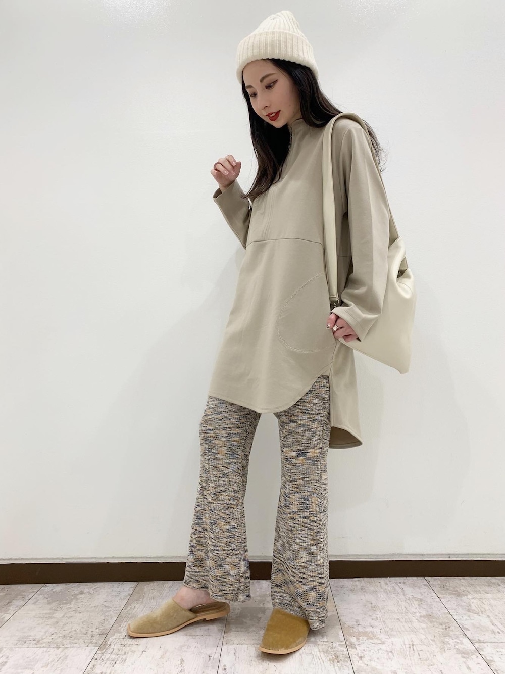 「秋服準備はじめました、カジュアルコーデ、ニット帽、ゆるコーデ、JEANASiS、ベージュコーデ、ワントーンコーデ、大人かわいい、リラックススタイル、高身長女子」｜「JEANASISのダンボールポケットチュニックプルオーバー/895686（スウェット、ベージュ系）」を使った、せいらまんさん（レディース・165cm）の秋コーディネートの1枚目の写真