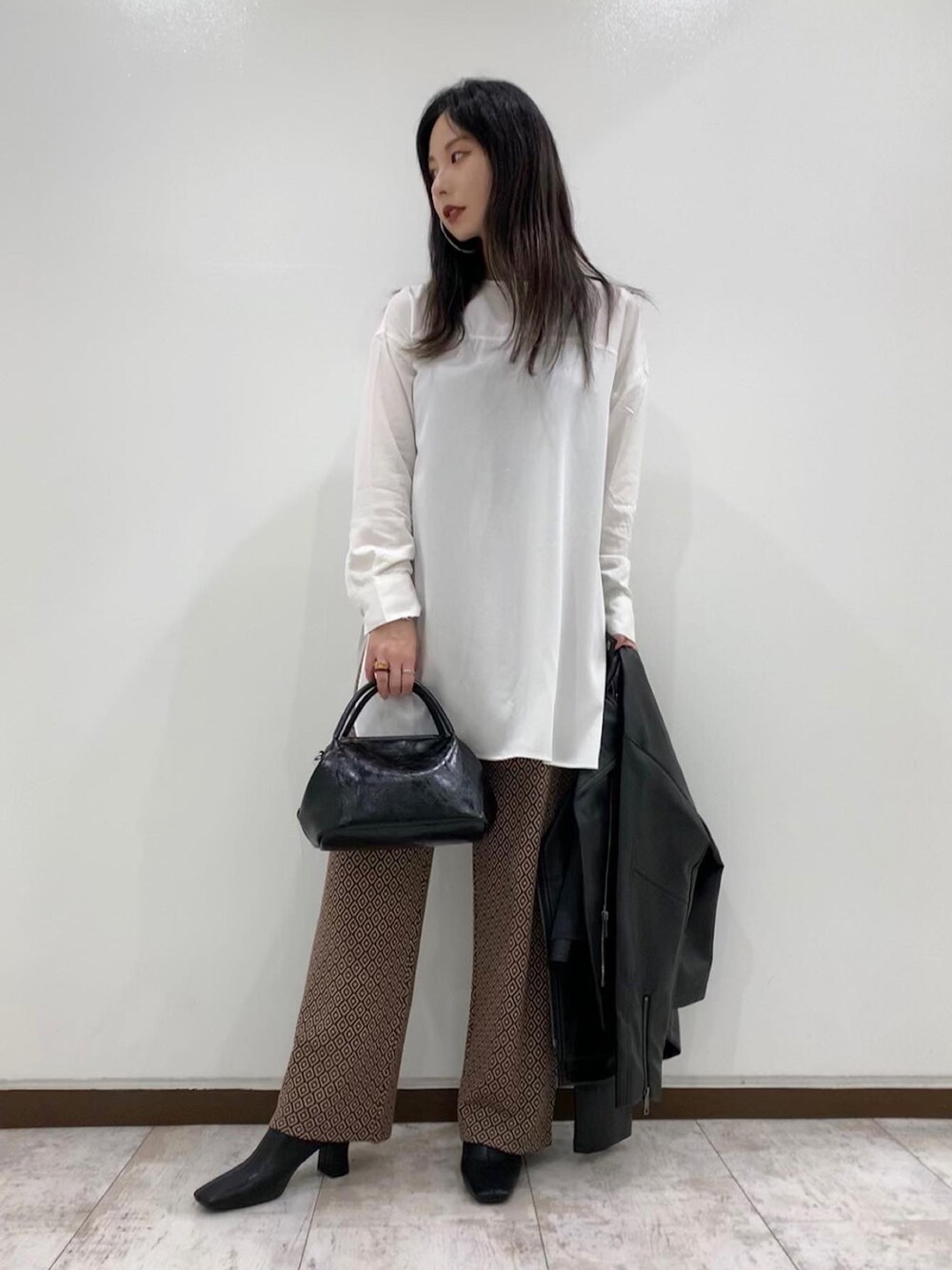 「秋のコーデ、ラブアンドピース2020、秋服、キレイめ、レザージャケット、ニットパンツ、ジーナシス、JEANASiS、オトナカジュアル、オフィスカジュアル」｜「JEANASISのラウンドヘムフハクプルオーバー/895114（シャツ/ブラウス、ホワイト系）」を使った、せいらまんさん（レディース・165cm）の秋コーディネートの1枚目の写真