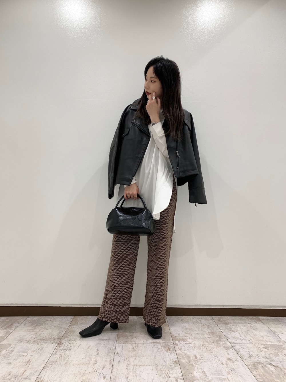 「ラブアンドピース2020、秋のコーデ、秋服、レザー、レザージャケット、ニットパンツ、JEANASiS、ジーナシス、オトナカジュアル、モード」｜「JEANASISのビーガンレザーBIGジャケット/889894（その他アウター、ブラック系）」を使った、せいらまんさん（レディース・165cm）の秋コーディネートの1枚目の写真