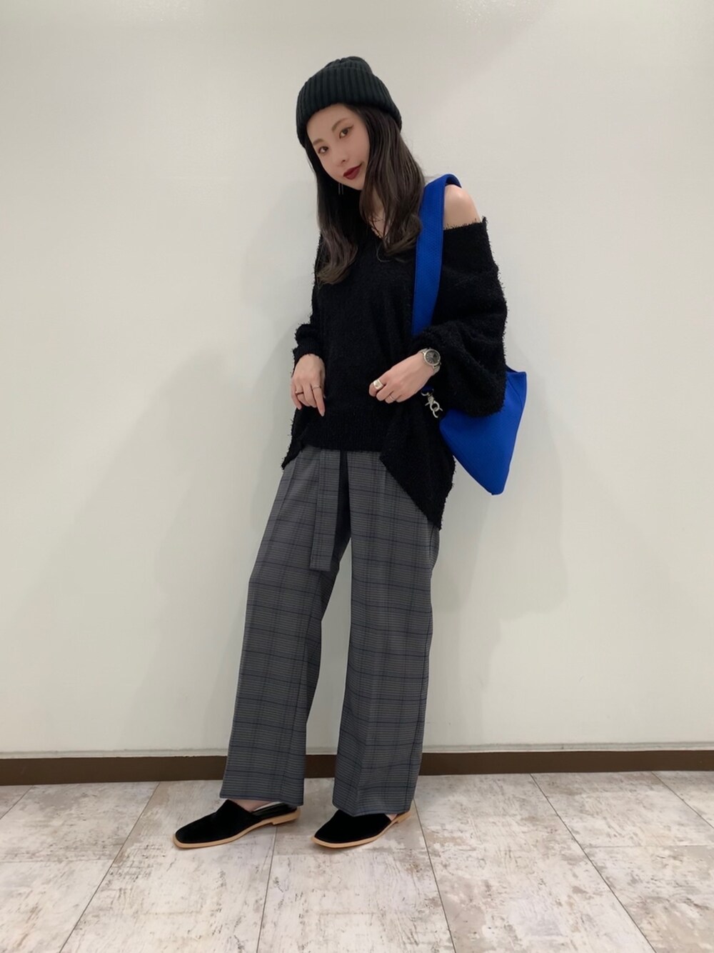 「ラブアンドピース2020、秋のコーデ、秋服、オーバーサイズ、ラクチンコーデ、ニット、モード、ニット帽、オトナカジュアル、JEANASiS」｜「JEANASISのサキゾメチェックアシメハイウエストパンツ/893757（その他パンツ、ブルー系）」を使った、せいらまんさん（レディース・165cm）の秋コーディネートの1枚目の写真