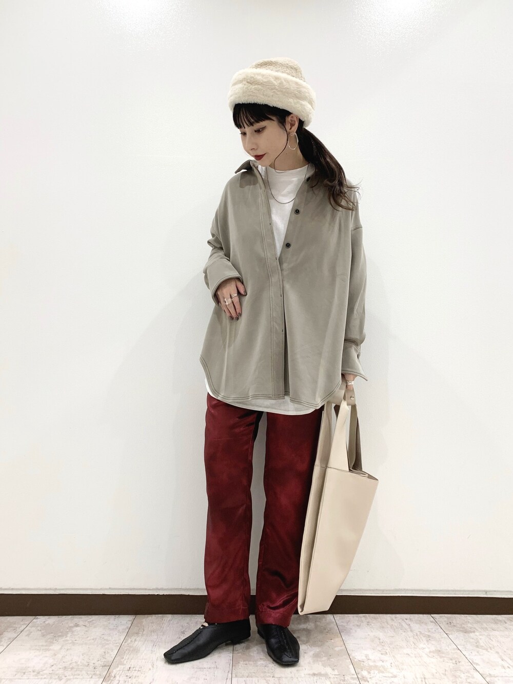「パンツスタイル、秋のコーデ、ラクチンコーデ、カジュアル、お洒落さんとつながりたい、ootd、シャツスタイル、モード、レイヤードスタイル、カラーパンツ」｜「JEANASISのポンチステッチオーバーシャツ/920087（ニット/セーター、ベージュ系）」を使った、せいらまんさん（レディース・165cm）の秋コーディネートの1枚目の写真